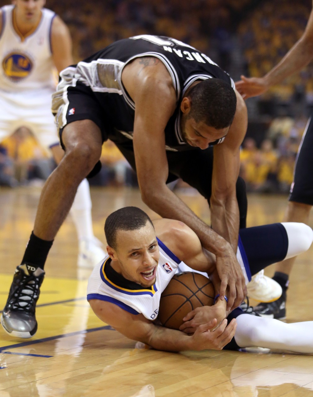 开云手机在线登录官网-下场准备超邓肯！库里替补4记三分贡献17分5板2助1断